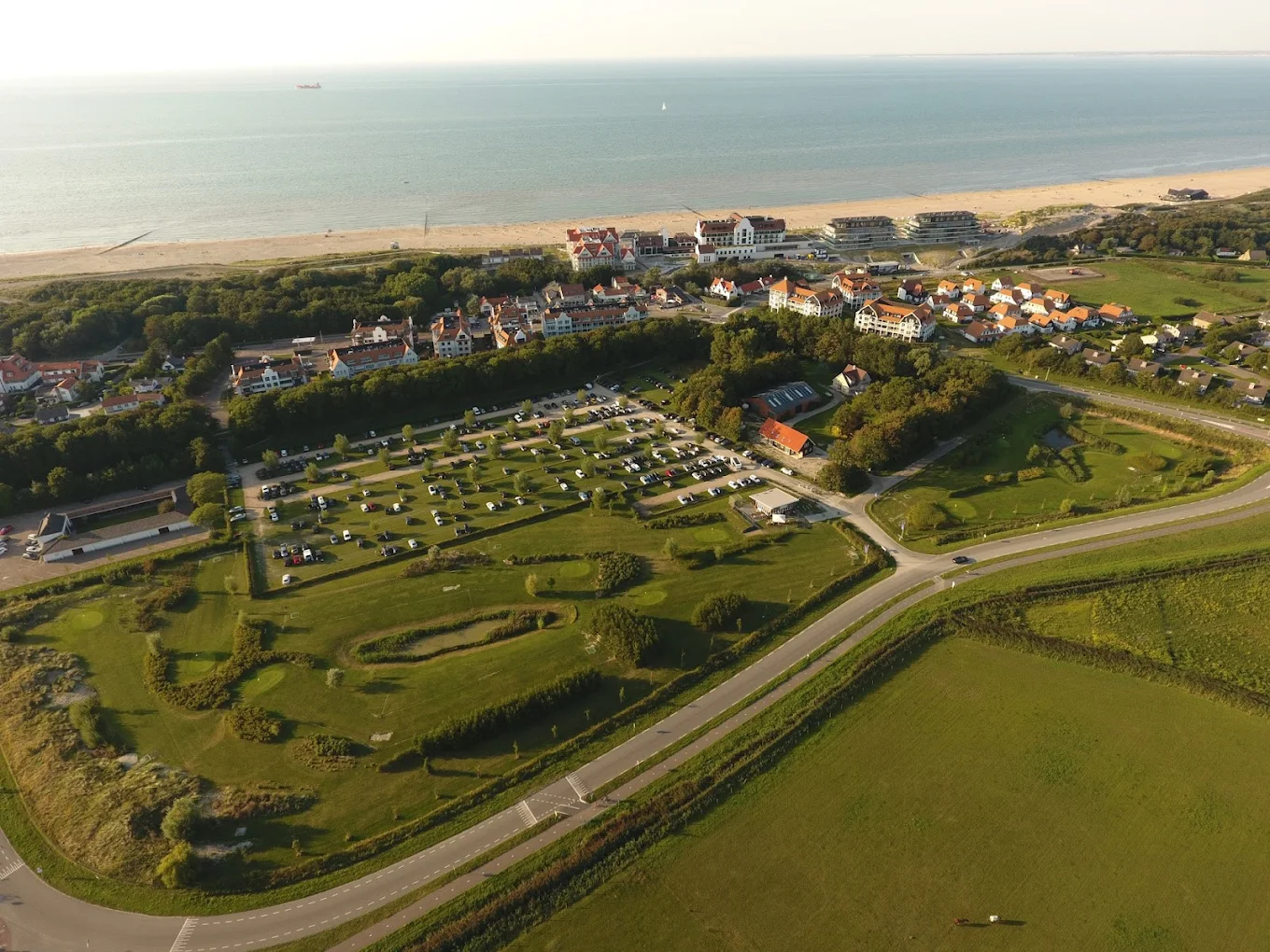 Luchtfoto van Strandparking Cadzand Bad met het op de achtergrond het strand van Cadzand