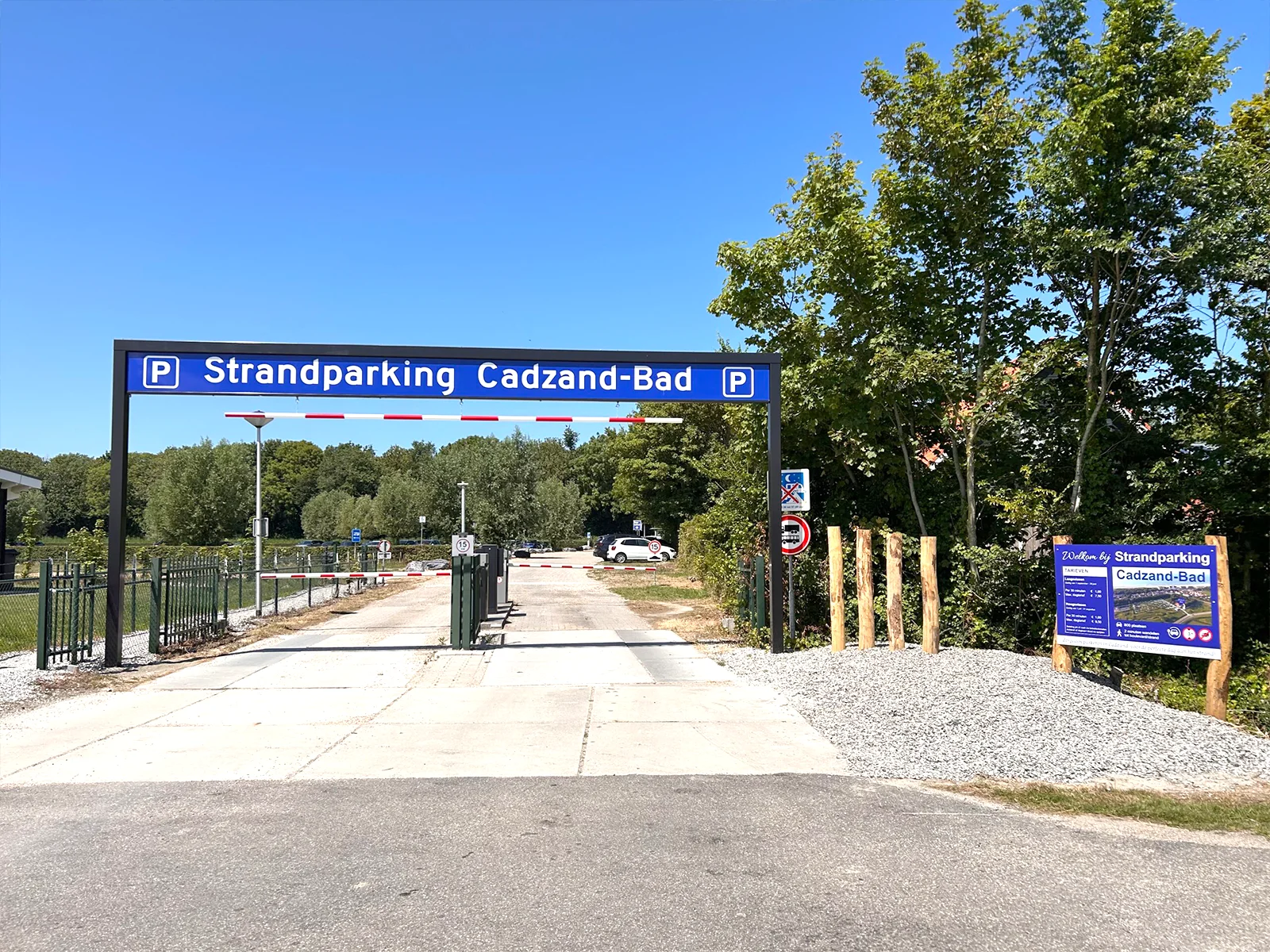 Ingang van Strandparking Cadzand Bad, met slagbomen en bomen